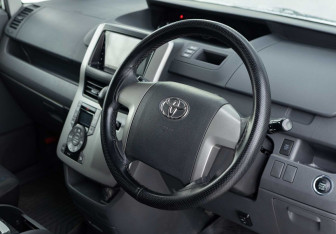 Подержанный автомобиль Toyota Voxy Minivan 2010 года (11 фото)