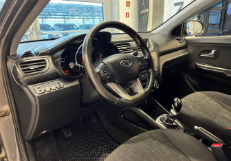 Подержанный автомобиль Kia Rio Sedan 2012 года (12 фото)