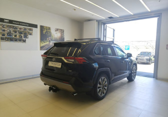Подержанный автомобиль Toyota RAV4 2021 года (4 фото)