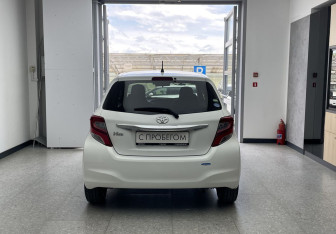 Подержанный автомобиль Toyota Vitz 2015 года (5 фото)