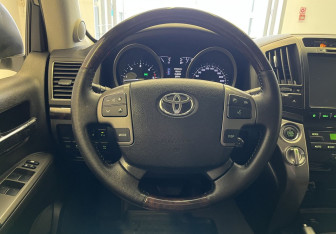 Подержанный автомобиль Toyota Land Cruiser Suv 2014 года (10 фото)