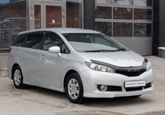 Подержанный автомобиль Toyota Wish Minivan 2011 года (3 фото)