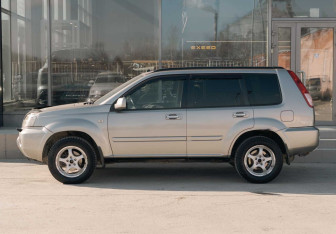 Подержанный автомобиль Nissan X-Trail 2004 года (8 фото)