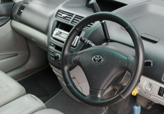 Подержанный автомобиль Toyota Opa 2001 года (11 фото)