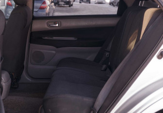 Подержанный автомобиль Toyota Vista Wagon 2003 года (15 фото)