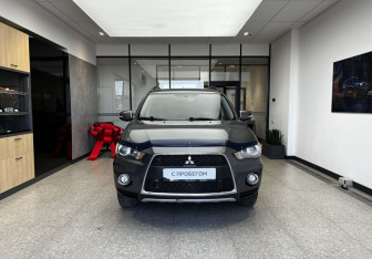 Подержанный автомобиль Mitsubishi Outlander 2012 года (2 фото)