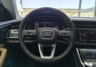 Подержанный автомобиль Audi Q8 2019 года (9 фото)