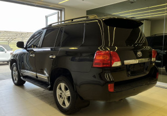 Подержанный автомобиль Toyota Land Cruiser Suv 2012 года (6 фото)