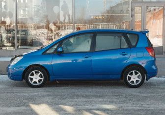 Подержанный автомобиль Toyota Corolla Spacio 2002 года (8 фото)