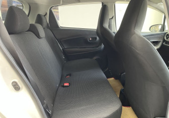 Подержанный автомобиль Toyota Vitz 2015 года (9 фото)