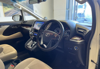 Подержанный автомобиль Toyota Vellfire 2019 года (9 фото)