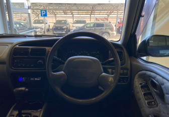 Подержанный автомобиль Suzuki Escudo 2000 года (12 фото)