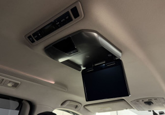 Подержанный автомобиль Toyota Vellfire 2008 года (13 фото)