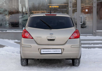 Подержанный автомобиль Nissan Tiida Hatchback 2012 года (6 фото)