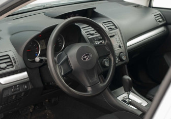 Подержанный автомобиль Subaru XV 2012 года (11 фото)