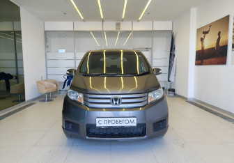 Подержанный автомобиль Honda Freed 2011 года (2 фото)