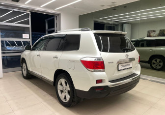 Подержанный автомобиль Toyota Highlander 2013 года (6 фото)