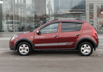 Подержанный автомобиль Renault Sandero 2011 года (8 фото)