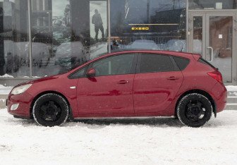 Подержанный автомобиль Opel Astra Hatchback 2011 года (8 фото)