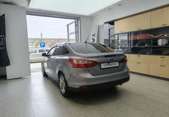 Подержанный автомобиль Ford Focus Sedan 2012 года (6 фото)