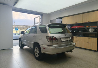 Подержанный автомобиль Lexus RX 2001 года (6 фото)