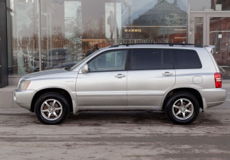 Подержанный автомобиль Toyota Highlander 2002 года (8 фото)