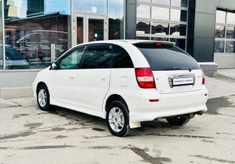 Подержанный автомобиль Toyota Nadia 2001 года (7 фото)