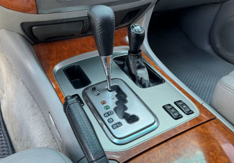 Подержанный автомобиль Toyota Land Cruiser Suv 2006 года (16 фото)