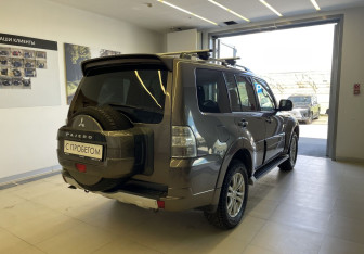 Подержанный автомобиль Mitsubishi Pajero 2012 года (4 фото)