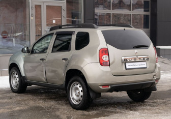Подержанный автомобиль Renault Duster 2014 года (7 фото)