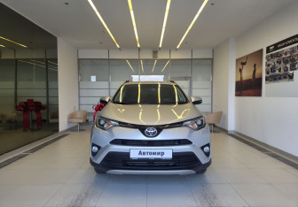 Подержанный автомобиль Toyota RAV4 2017 года (2 фото)