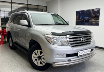 Подержанный автомобиль Toyota Land Cruiser Suv 2008 года (3 фото)