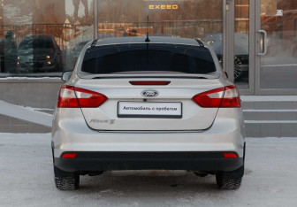 Подержанный автомобиль Ford Focus Sedan 2012 года (6 фото)