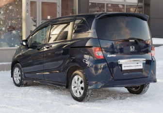 Подержанный автомобиль Honda Freed 2011 года (7 фото)