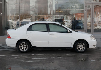 Подержанный автомобиль Toyota Corolla Sedan 2002 года (4 фото)