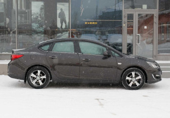 Подержанный автомобиль Opel Astra Sedan 2012 года (4 фото)