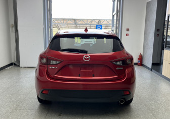 Подержанный автомобиль Mazda Axela Hatchback 2016 года (5 фото)