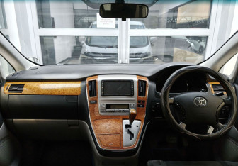 Подержанный автомобиль Toyota Alphard 2008 года (9 фото)