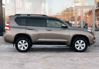 Подержанный автомобиль Toyota Land Cruiser Prado 2017 года (4 фото)