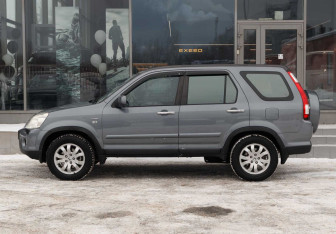 Подержанный автомобиль Honda CR-V 2005 года (8 фото)