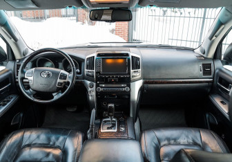 Подержанный автомобиль Toyota Land Cruiser Suv 2012 года (18 фото)