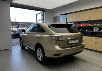 Подержанный автомобиль Lexus RX 2009 года (6 фото)