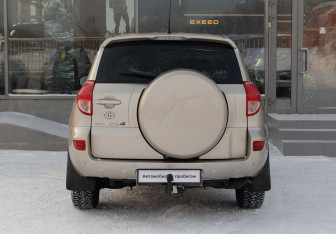 Подержанный автомобиль Toyota RAV4 2007 года (6 фото)