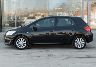 Подержанный автомобиль Toyota Auris Hatchback 2009 года (8 фото)