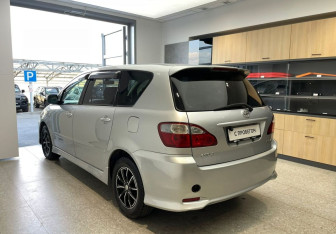 Подержанный автомобиль Toyota Ipsum 2005 года (7 фото)