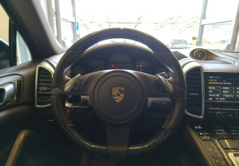 Подержанный автомобиль Porsche Cayenne 2012 года (9 фото)
