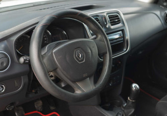 Подержанный автомобиль Renault Logan Sedan 2015 года (11 фото)