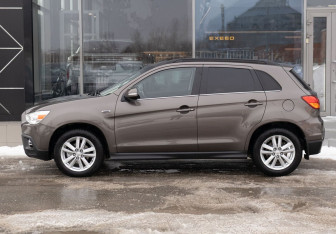 Подержанный автомобиль Mitsubishi ASX 2011 года (8 фото)