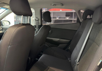 Подержанный автомобиль Kia Rio Hatchback 2015 года (14 фото)