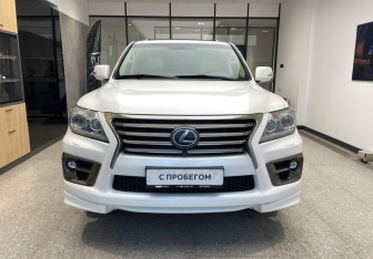 Подержанный автомобиль Lexus LX 2014 года (3 фото)